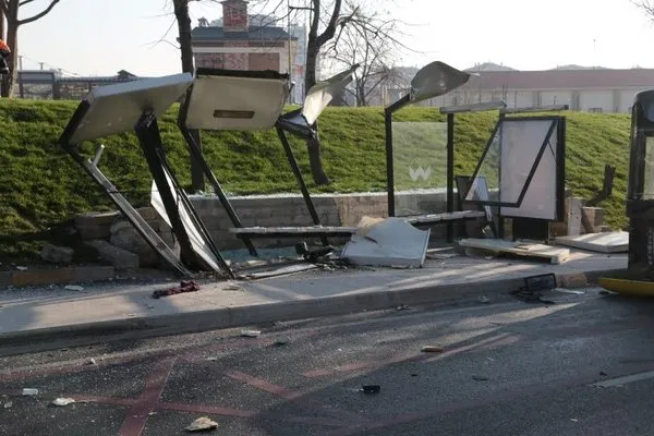 Üsküdar'da otobüs durağa daldı!