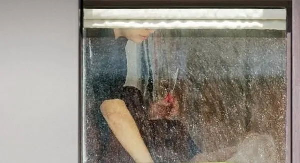Komşularını gözetleyip fotoğraflarını çekti