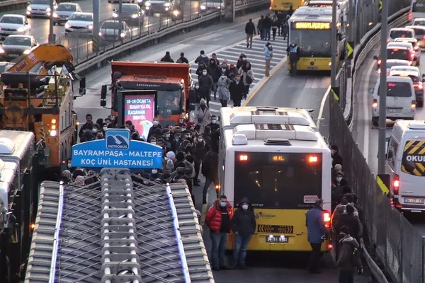 metrobus-hattinda-seferler-durdu-yolcular-yol-ortasinda-indirildi-1642520663875.jpg