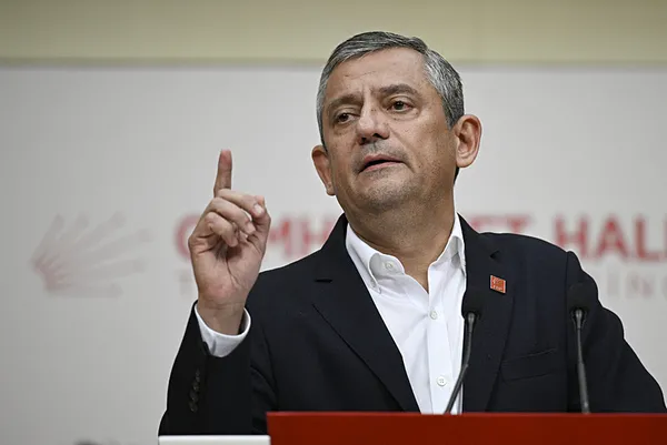 Özgür Özel’den traktör pozuyla yine aynı pişkinlik: Yeni Parti logosu ve afişinde pes dedirten detaylar! Alay konusu oldu