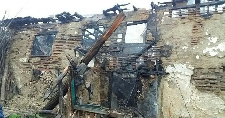 Çıkan yangın bir evi kül etti