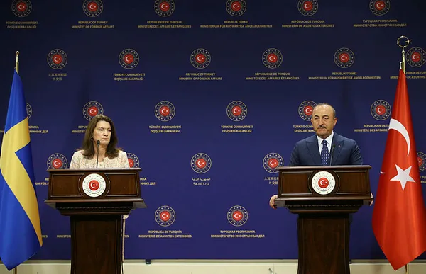 SON DAKİKA | Dışişleri Bakanı Çavuşoğlu İsveçli bakana ders verdi, sosyal medya yıkıldı