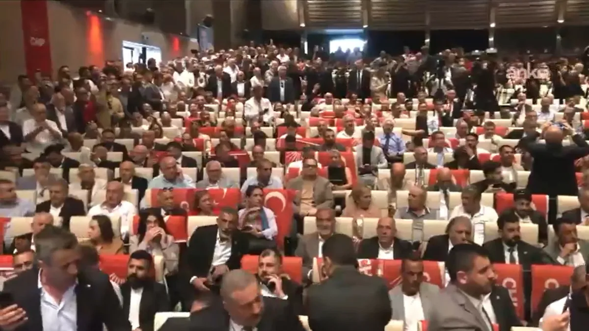 CHP’de kürsü savaşları! CHP Genel Merkezi’nde Özgür Özel’e sert sözler: Hırsız, rüşvetçi Özgür CHP’de kürsü savaşları! CHP Genel Merkezi’nde Özgür Özel’e sert sözler: Hırsız, rüşvetçi Özgür