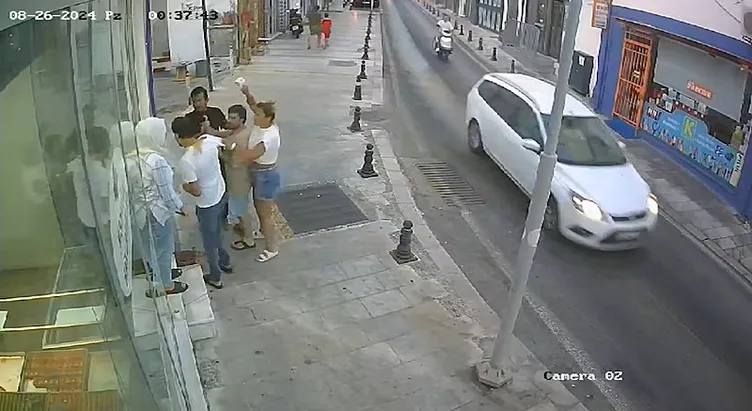 Bodrum’da şoke eden görüntüler! Uçan tekmeli esnaf kavgası: Kaynar kahveyi sırtından aşağı döktü