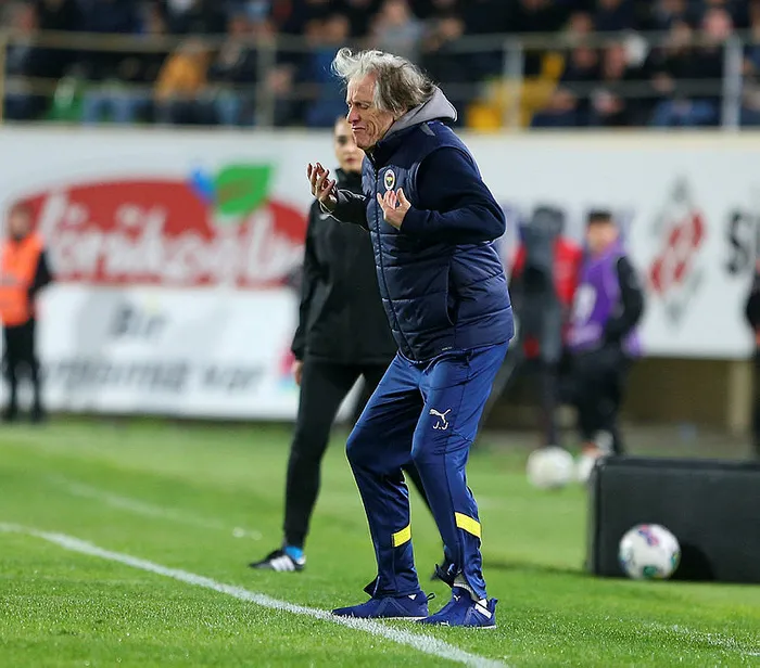 fenerbahcede-jorge-jesus-tartismalara-son-noktayi-koydu-jesus-takimda-kalacak-mi-1679816334712.jpg