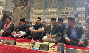 Mesut Özil, Cakarta’da cuma namazını kıldı!