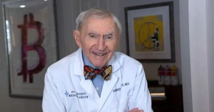 100 yaşındaki doktor görevinin başında