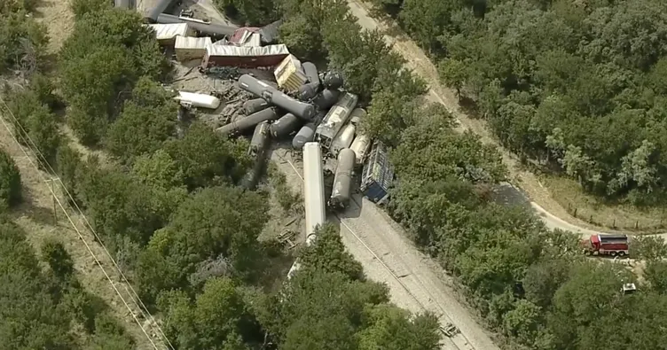 Texas’ta tren raydan çıktı: 35 vagonluk dev kaza