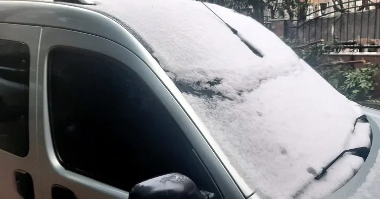 İstanbul’da kar yağdı fırtına uçurdu