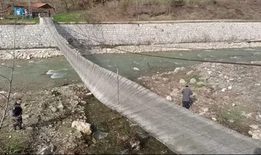 Sinop'ta fırtına asma köprüyü devirdi: 2 kişi yaralandı! #sinop