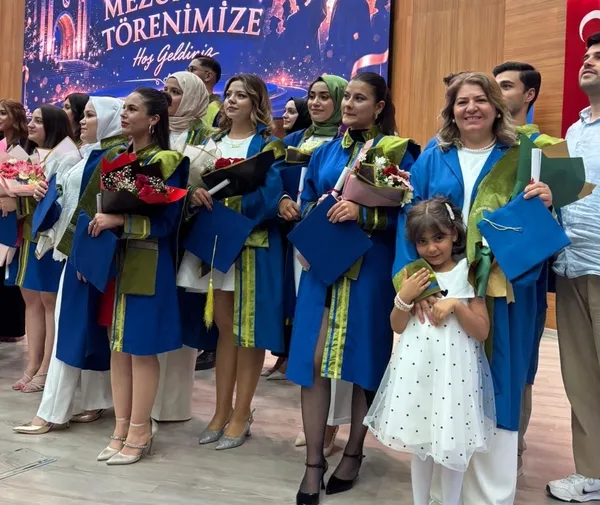 azmin-zaferi-54-yasinda-ogluyla-ayni-universiteden-mezun-oldu-1781770786883.jpg