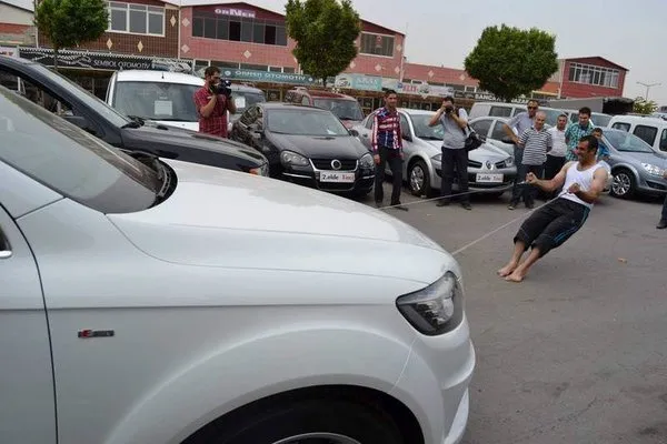 Serçe parmağıyla 8 otomobili çekti