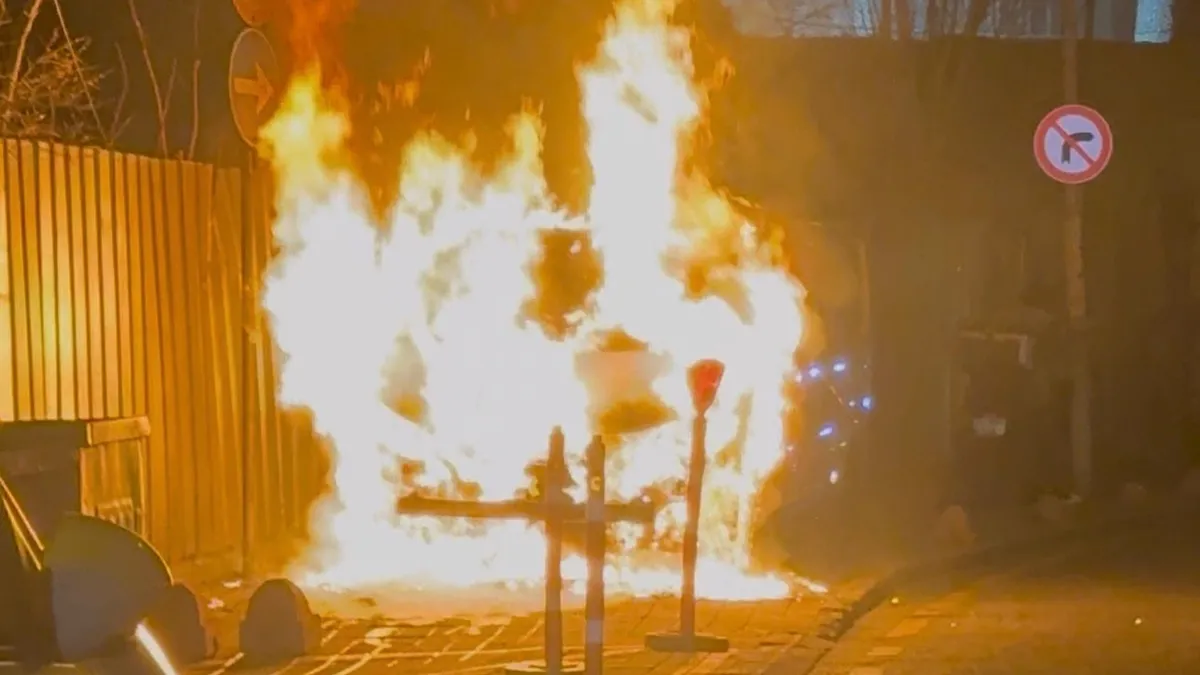 Üsküdar'da park halindeki araç alev alev yandı Üsküdar'da park halindeki araç alev alev yandı