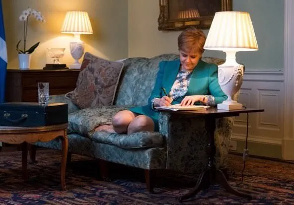 İskoçya Başbakanı Sturgeon referandum mektubunu imzaladı! O poz olay yarattı!