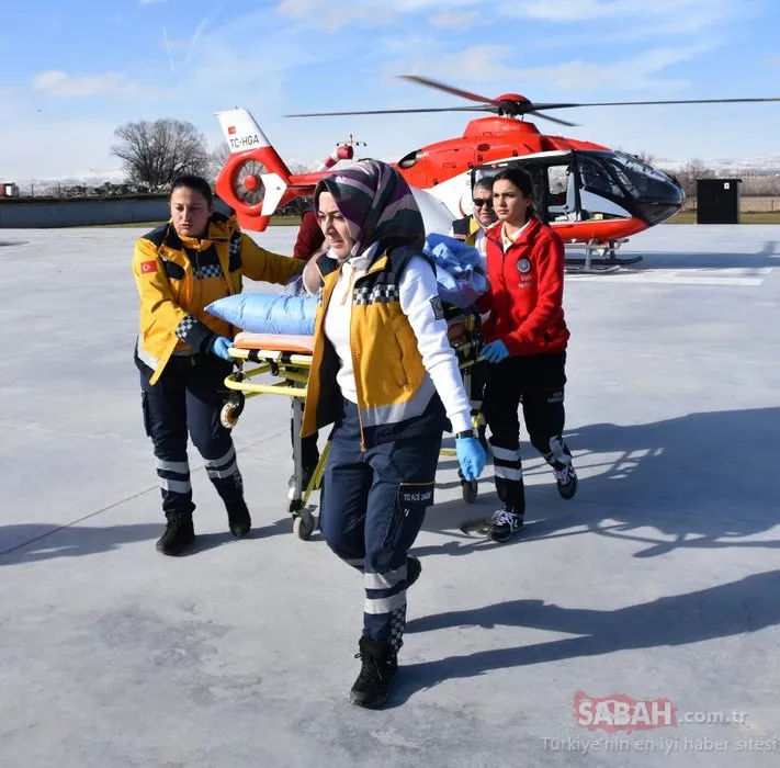 İlk hastasını taşıyan ambulans helikopteri ilgiyle izlediler