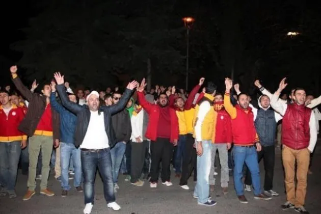 Galatasaray taraftarı Florya tesislerini bastı