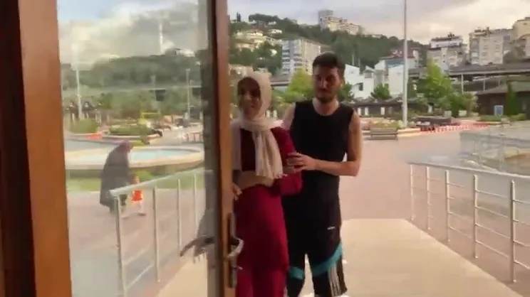 Görme engelli çift rögara düştü