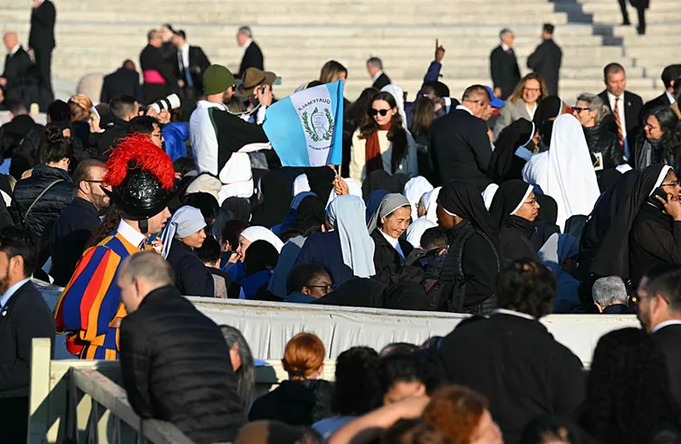 Vatikan Papa Franciscus'u uğurluyor! Yüz binler akın etti: Dünya liderleri Roma’da