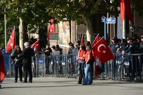 Birinci Meclis önündeki kutlamalara polis müdahale etti
