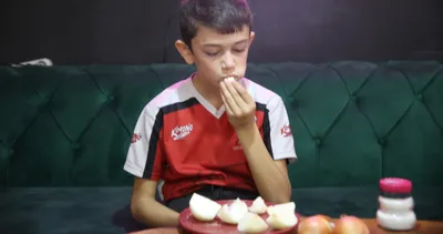 Onu gören gözlerine inanamıyor! Okula giderken bile sarımsak yiyor!