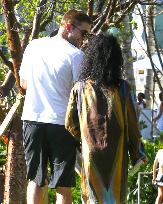 Robert Pattinson ve sevgili FKA Twigs yüzünü gizledi