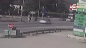 Yolun karşısına geçmek için koşan gence otomobil çarptı: Kaza anı kamerada | Video