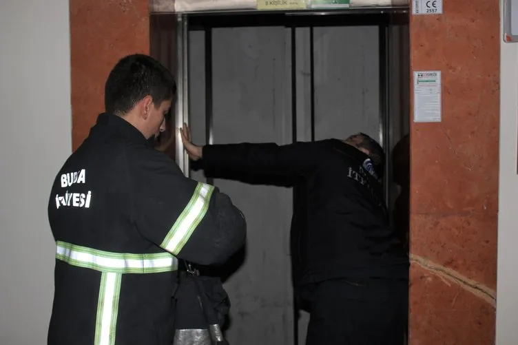 12. katta asansörde mahsur kalan kızları itfaiye kurtardı