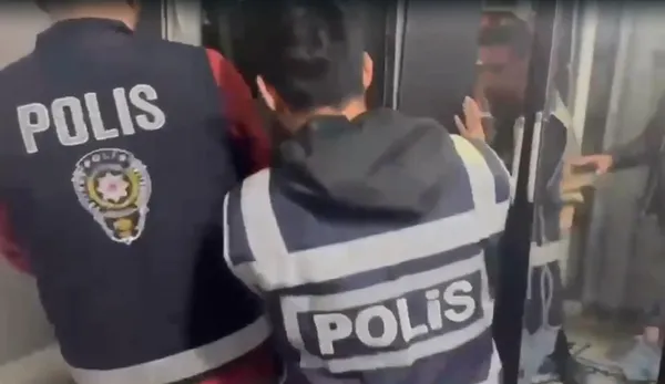 izmirde-akillara-durgunluk-veren-olay-50-yillik-hapis-cezasi-bulunan-firari-bakin-nereye-saklanmis-1777808886573.jpg