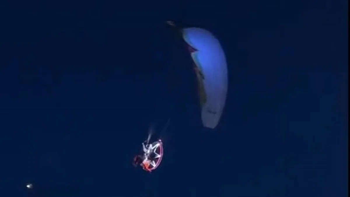 Gösteri yaptığı paramotorla tekneye çarptı Gösteri yaptığı paramotorla tekneye çarptı