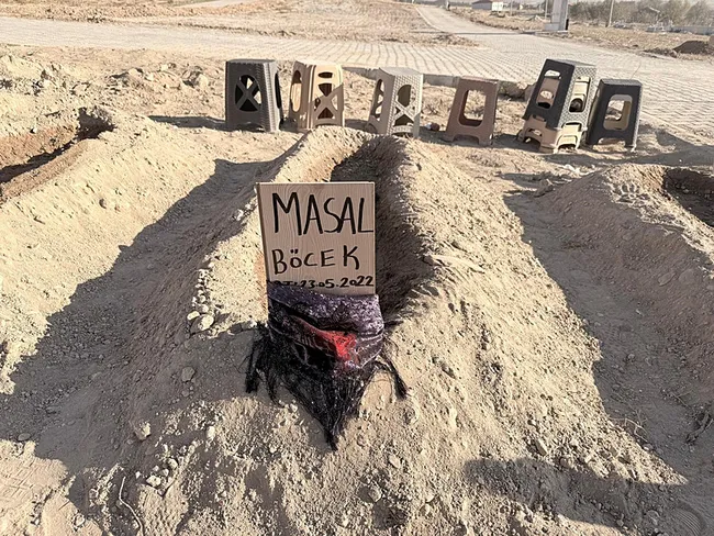 son-dakika-bocek-ailesinin-olumune-iliskin-bir-skandal-daha-otelde-kilitli-kalmislar-servet-bocek-kucaginda-co-1763620863034.jpeg (800×600)