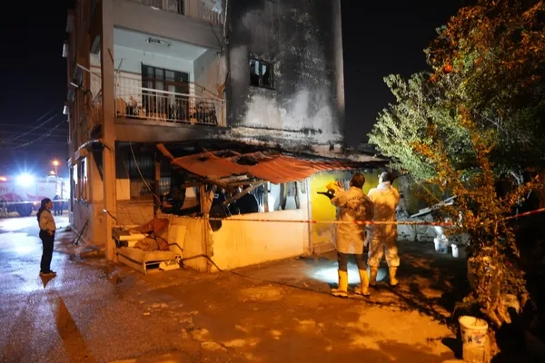 antalyada-cikan-ev-yangininda-genc-kadin-yanarak-hayatini-kaybetti-1730749069895.jpg