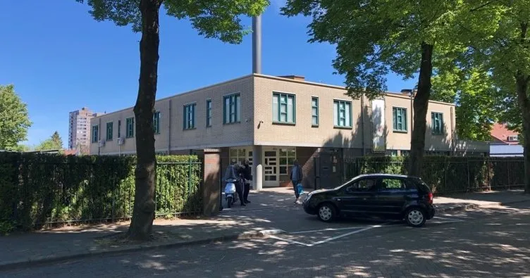 Hollanda’da ırkçı gruptan cami önünde provokatif gösteri