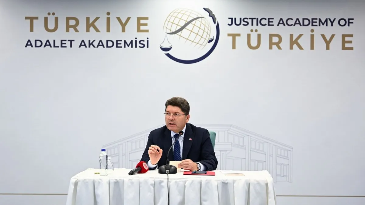 Bakan Tunç, Hakim ve Savcı yardımcılarıyla buluştu Bakan Tunç, Hakim ve Savcı yardımcılarıyla buluştu