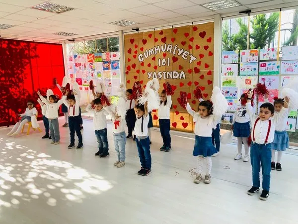 anaokulu-cocuklarindan-coskulu-101-yil-gosterisi-minikler-kalplerindeki-vatan-sevgisini-kagida-boyle-doktuler-1730186861797.jpg