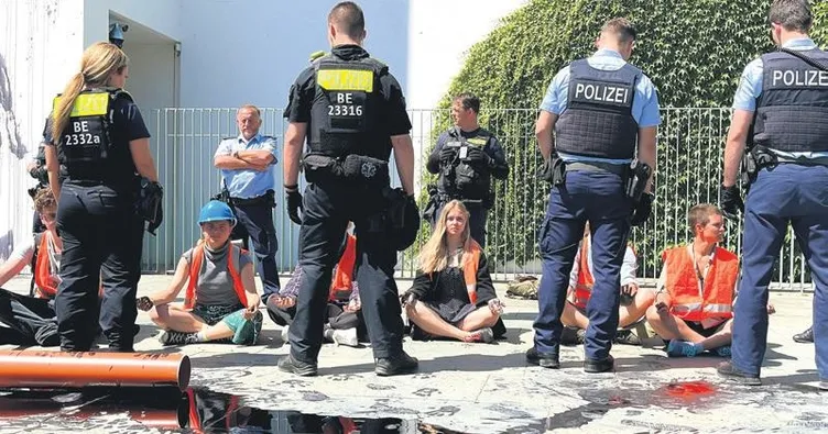 Başbakanlık binasını siyaha boyadılar