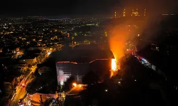 Üsküdar’da ahşap bina alev alev yandı