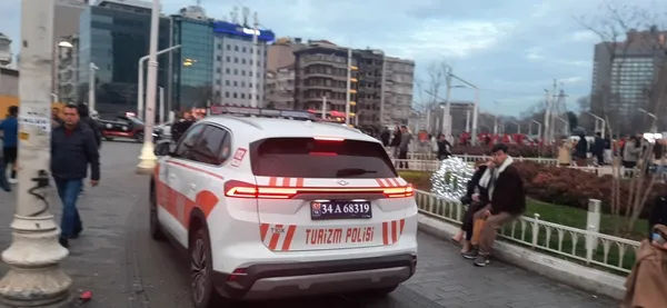 ferrari-polis-araci-taksimde-ilgi-odagi-oldu-1705745346853.jpg