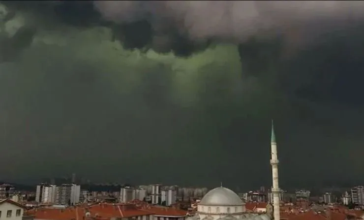 SON DAKİKA: Ankara’yı sağanak vurdu! Yağışlardan önce görülen yeşil bulutların gizemi çözüldü