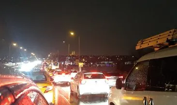 İstanbul’da yağışlı günler başladı! Yağmurla birlikte trafikteki yoğunluk yüzde 81 oldu #istanbul
