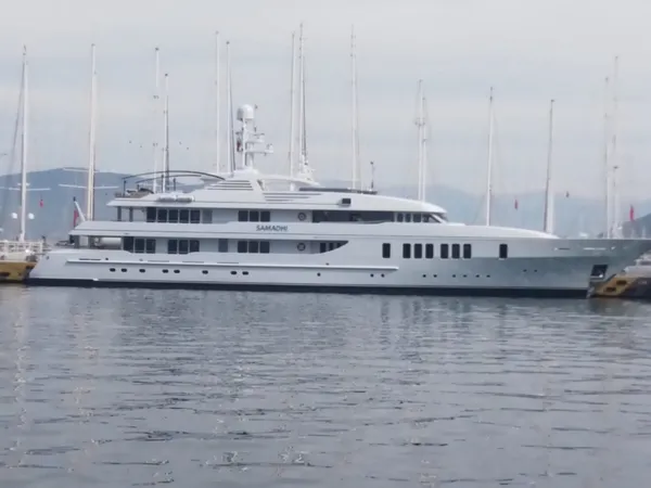 hollandali-milyarderin-mega-yatina-100-ton-akaryakit-ikmali-yapildi-1762177004825.jpg