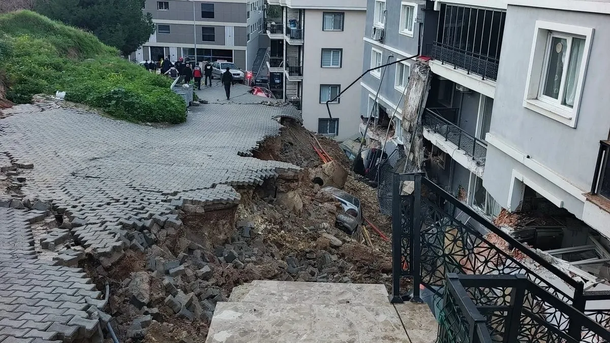 İzmir'de istinat duvarı evin üstüne çöktü! 7 araç göçük altında kaldı