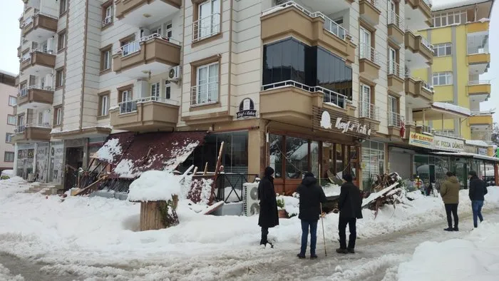 Gaziantep’te çatıdan düşen karlar iş yerlerine zarar verdi
