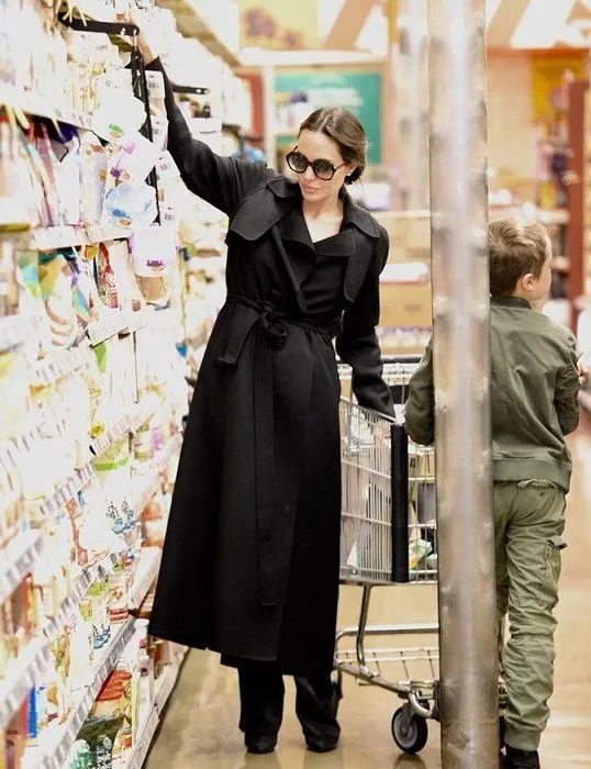 Angelina Jolie alışverişte görüntülendi