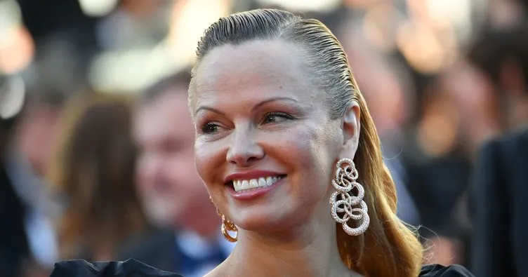 Pamela Anderson güzelliğiyle büyüledi