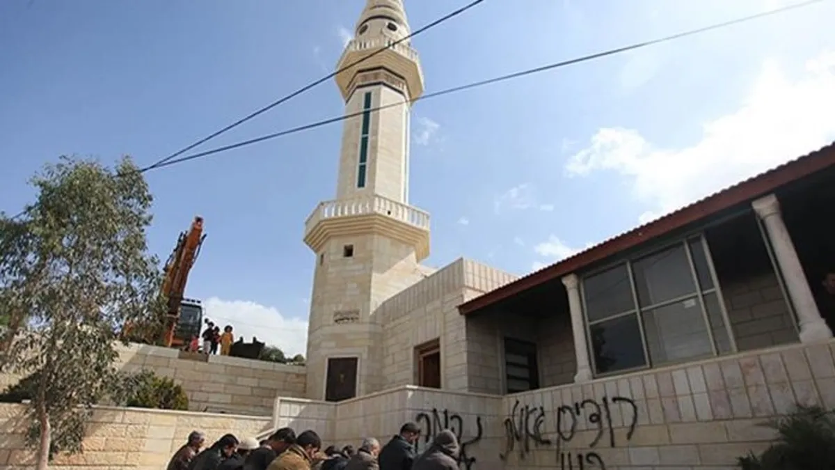 Camiye çirkin saldırı! Batı Şeria’da gaspçı İsrailliler kundaklama girişiminde bulundu Camiye çirkin saldırı! Batı Şeria’da gaspçı İsrailliler kundaklama girişiminde bulundu