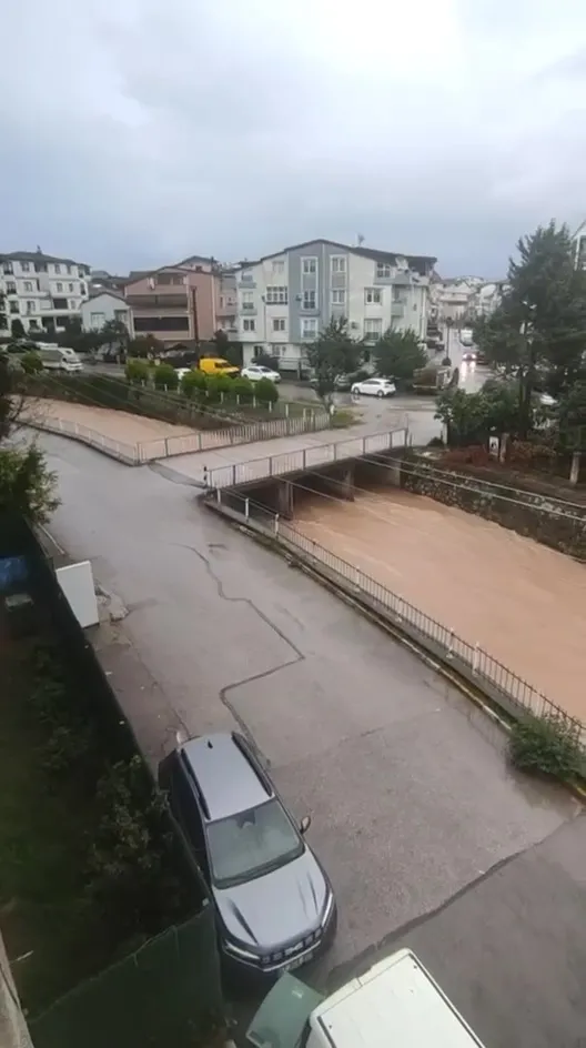 kocaeliyi-saganak-vurdu-yollar-gole-dondu-evleri-su-basti-1792049365484.jpg