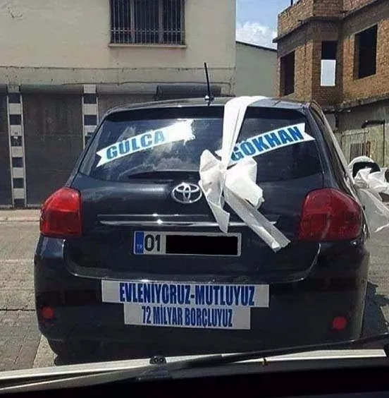 Gelin arabasına öyle bir yazı yazdı ki...