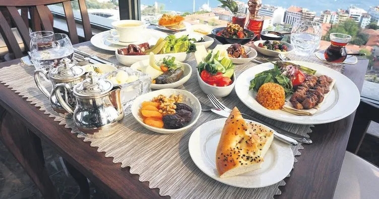 Geleneksel Türk lezzetleriyle iftar sofrası