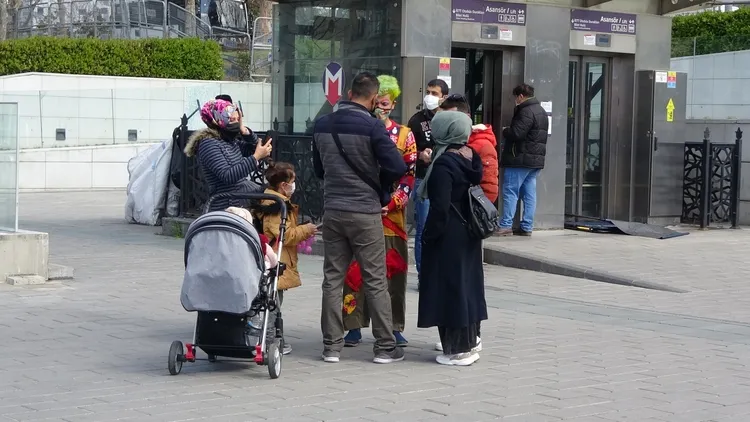 Taksim'de palyaço kılığında turistlerle fotoğraf çekilip parayı az bulunca tehdit eden şahıs yakalandı - 3