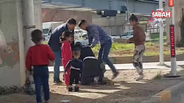 Kırmızı ışıkta tekme tokat birbirlerine girdiler. Küçük çocukların dehşetle izlediği kavga kamerada | Video